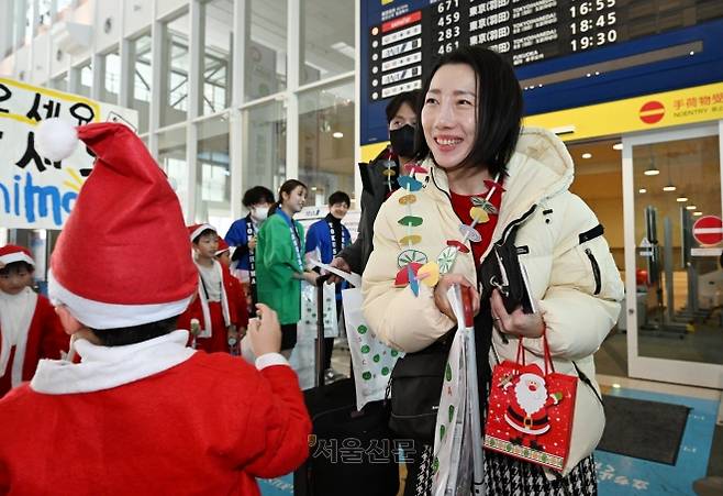 26일 오후 일본 도쿠시마공항에서 열린 ‘이스타항공 도쿠시마 첫 취항’ 기념 행사에서 현지 어린이들이 직접만든 목걸이를 관광객들의 목에 걸어주고 있다. 이스타항공이 국내 최초로 단독 취항하는 인천-도쿠시마 노선은 주 3회(화, 목, 토) 운항한다. 2024.12.26 도쿠시마 도준석 전문기자