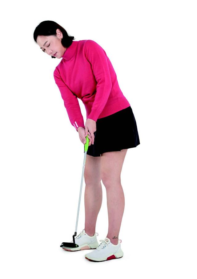 눈을 감고 퍼팅을 하면 감각을 더 잘 느낄 수 있다.