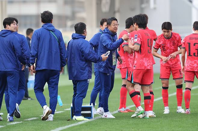 이민성 U-23 대표팀 감독(가운데)이 10일(한국시간) 사우디아라비아 리야드의 알샤밥 스타디움에서 벌어진 레바논전서 4-2 역전승을 거둔 뒤 선수들을 칭찬하고 있다. 사진제공│대한축구협회