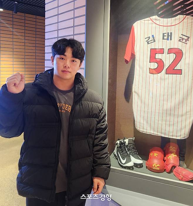 한화 문현빈이 대전 한화생명볼파크에서 인터뷰한 뒤 포즈를 취하고 있다. 대전|이정호기자