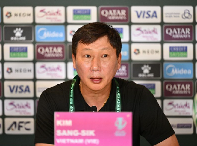 ▲ 연이은 승리에도 김상식 감독은 차분했다. "아직 8강행이 산술적으로 완벽히 확정된 것은 아니나, 이번 승리로 매우 유리한 위치에 서게 된 것은 분명하다"며 "끝까지 포기하지 않고 승리를 일궈낸 선수들의 투혼에 진심으로 감사를 전한다"고 소감을 밝혔다. ⓒ AFC