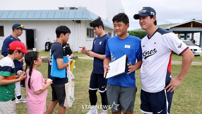 [포토]'사인과 사진촬영은 기본이죠!' 구자욱과 홍창기