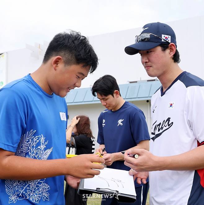 [포토]'사인과 사진촬영은 기본이죠!' 구자욱과 홍창기