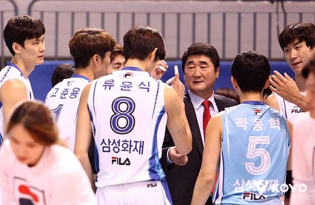 박철우 우리카드 감독대행(맨 왼쪽)과 신치용 전 삼성화재 감독. /사진=한국배구연맹 제공