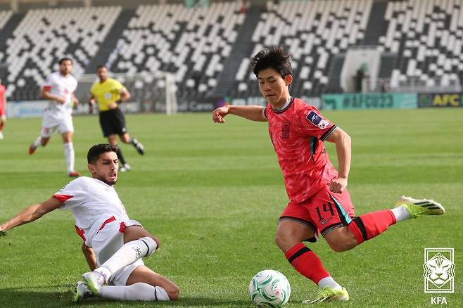 정승배(오른쪽)가 10일 오후 8시 30분(한국시간) 사우디아라비아 리야드의 알 샤밥 스타디움에서 열린 2026 아시아축구연맹(AFC) U23 아시안컵 조별리그 C조 2차전 경기 중 접기 동작을 하고 있다. /사진=대한축구협회(KFA) 제공