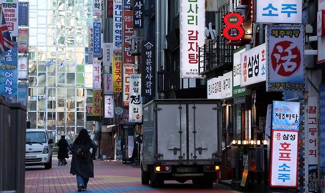 지난해 민생회복 소비쿠폰 지급효과로 반짝했던 내수 소비도 다시 꺾였다.[사진 | 뉴시스]