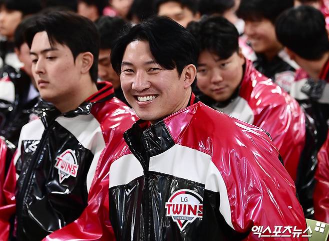 지난 6일 오후 서울 송파구 잠실야구장에서 열린 '2026 LG 트윈스 시무식'에 참석한 LG 장시환이 선수들과 이야기를 나누고 있다. 엑스포츠뉴스 DB