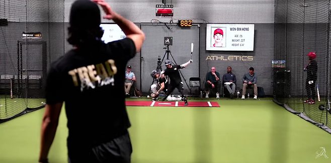 10일 미국 '트레드 애슬래틱' 유튜브 채널이 공개한 투수들의 피칭 영상에 등장한 전 KIA 타이거즈 투수 홍원빈. 사진 트레드 애슬레틱 유튜브 캡처