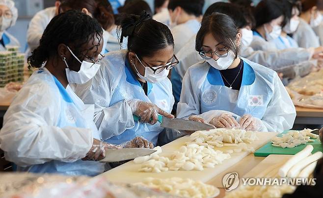 영남대 '사랑의 떡국 나눔' (경산=연합뉴스) 윤관식 기자 = 5일 경북 경산시 영남대학교 학생회관 식당에서 열린 '제5회 사랑의 떡국 나눔 행사'에 참여한 외국인 유학생과 영남대 봉사대 학생 등 100여명이 떡국 밀키트를 만들고 있다.
    이날 만들어진 떡국 밀키트 660개는 경산의 어려운 이웃들에게 전달된다. 2026.1.5 psik@yna.co.kr