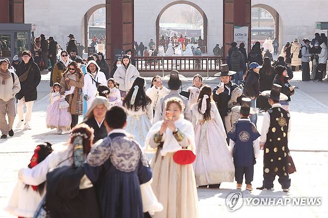 작년 고궁·종묘·조선왕릉 방문객 1천780만명…"역대 최다" (서울=연합뉴스) 진연수 기자 = 한국 전통문화에 대한 관심에 힘입어 지난해 4대 궁과 종묘, 조선왕릉을 찾은 관람객이 역대 최다를 기록했다. 
    국가유산청 궁능유적본부는 2025년 한 해 경복궁·창덕궁·창경궁·덕수궁과 종묘, 조선왕릉을 찾은 방문객이 1천781만4천848명으로 집계됐다고 5일 밝혔다. 고궁과 종묘, 조선왕릉 관람객이 1천700만명을 넘어선 건 이번이 처음이다. 
    사진은 이날 서울 종로구 경복궁을 방문한 외국인 관광객 및 시민들 모습. 2026.1.5 jin90@yna.co.kr