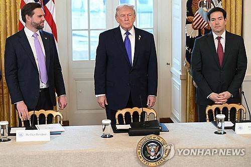 석유사 임원들 만난 트럼프  (AFP=연합뉴스) 도널드 트럼프 미국 대통령은 9일(현지시간) 백악관에서 석유 회사 임원들과 만나 베네수엘라의 석유 사업에 참여할 기업들을 미국 정부가 직접 결정하게 될 것이라고 밝혔다. 
2025.1.9