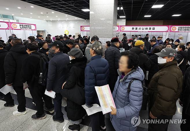일자리 찾는 어르신들 [연합뉴스 자료사진]
