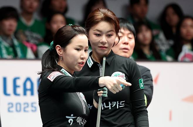 공의 진로를 논의하는 하나카드 김진아, 김가영 [PBA 제공. 재판매 및 DB 금지]