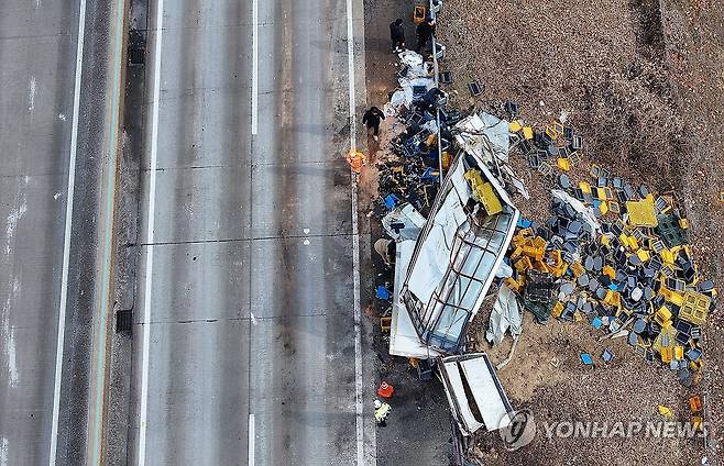 다수 사상자 나온 서산영덕고속도로 다중추돌사고 현장 (상주=연합뉴스) 윤관식 기자 = 10일 경북 상주시 서산영덕고속도로에서 발생한 다중 추돌사고로 다수 사상자가 발생한 가운데, 사고로 부서진 화물차를 관계자들이 수습하고 있다. 2026.1.10 psik@yna.co.kr