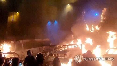 테헤란에서 벌어진 시위 중 자동차가 불타는 모습 [로이터=연합뉴스]