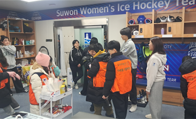 ▲ The꿈지역아동센터 아이들이 수원시청 아이스하키팀 라커룸을 방문하고 있다.