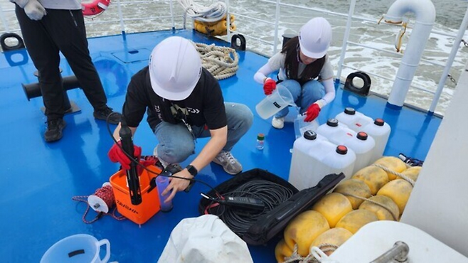 ▲ 인천보건환경연구원이 북한 핵폐수 유출 의혹에 지난 7월 조사를 실시하는 모습./사진제공=인천시