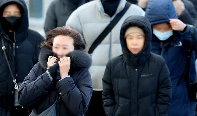 ▲ 지난해 1월 인천 미추홀구 터미널 사거리에서 두꺼운 외투를 껴입은 시민들이 발걸음을 재촉하고 있다. /인천일보DB