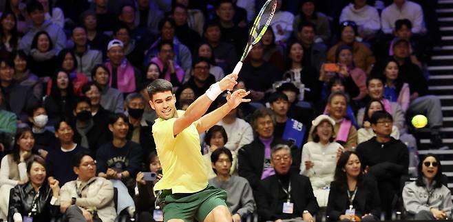 ▲ 10일 인천 인스파이어 아레나에서 열린 '현대카드 슈퍼매치14'에서 카를로스 알카라스가 얀니크 신네르와 스트로크를 하고 있다. /양진수 기자 photosmith@incheonilbo.com