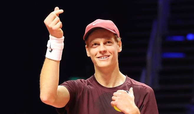 ▲ 10일 인천 인스파이어 아레나에서 열린 '현대카드 슈퍼매치14'에서 얀니크 신네르가 카를로스 알카라스를 상대로 경기를 펼치던 중 팬들에게 손하트를 보내고 있다. /양진수 기자 photosmith@incheonilbo.com