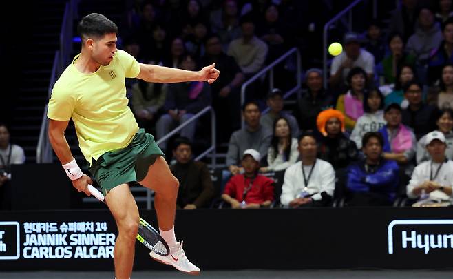 ▲ 10일 인천 인스파이어 아레나에서 열린 '현대카드 슈퍼매치14'에서 카를로스 알카라스가 다리 사이로 공을 받아내고 있다. /양진수 기자 photosmith@incheonilbo.com