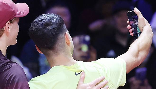 ▲ 카를로스 알카라스(1위·스페인)와 얀니크 신네르(2위·이탈리아)는 10일 인천 인스파이어아레나에서 열린 '현대카드 슈퍼매치 14'에서 맞대결했다. 두 선수가 한국에서 맞붙은 건 이번이 처음이다. 결과는 알라카스의 2-0 (7-5 7-6) 승리였다. 경기가끝난 뒤 두 선수가 셀카를 촬영하고 있다. /양진수기자 photosmith@incheonilbo.com