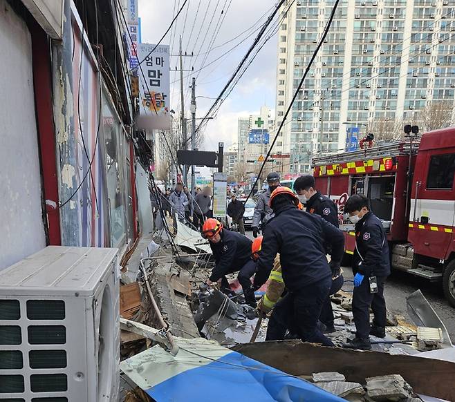 경기 전역에 강풍주의보가 내려진 지난 10일 의정부에서 강한 바람에 떨어진 간판에 깔린 행인이 숨지는 사고가 발생했다. 경찰과 소방 당국에 따르면 이날 오후 2시 21분께 경기 의정부시 호원동에서 가로 15m, 세로 2m 정도 크기의 간판이 떨어졌다.&nbsp; 연합뉴스