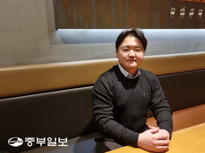 황동준 더불어민주당 경기도당 대학생위원장이 중부일보와 인터뷰 후 사진 촬영을 하고 있다. 최민서기자