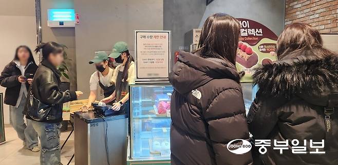 수원시 팔달구의 한 대형쇼핑몰 지하1층 식품관에서 운영 중인 두바이쫀득쿠키 매장에 '1인당 2개 구매제한' 안내문이 부착돼 있다. 신연경기자