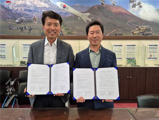 두시텍은 지난해 9월 센트론 인더스트리와 공동 사업 추진을 위한 양해각서(MOU)를 체결했다. (사진= (주)두시텍)