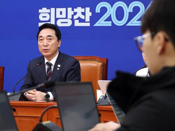 더불어민주당 박수현 수석대변인이 11일 국회 당대표회의실에서 현안 관련 기자 간담회를 열고 있다. 연합뉴스