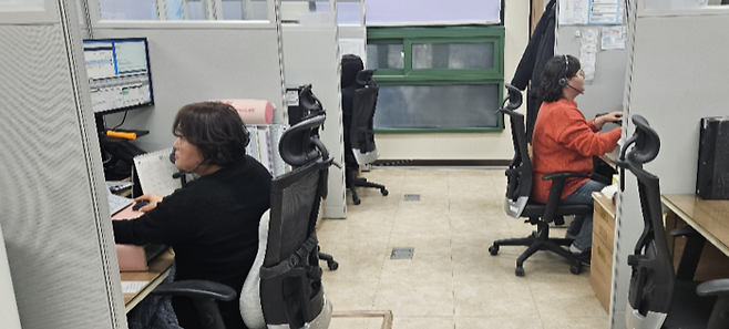 해울이 콜센터에서 상담사들이 일하고 있다.