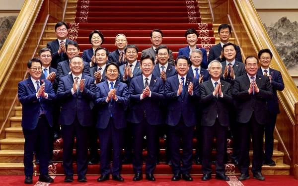 이재명 대통령이 9일 광주·전남 행정통합과 관련해 청와대 오찬 간담회에 참석한 강기정 광주시장과 김영록 전남지사, 지역 국회의원들과 함께 기념촬영을 하고 있다. /연합뉴스