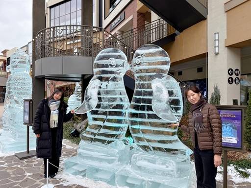 지난 10일 시민들이 얼음조각 작품을 배경으로 기념 촬영하고 있다. /연합뉴스