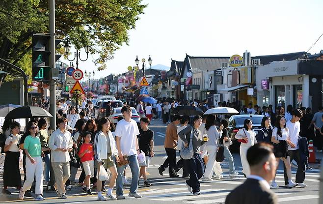 ▲ 지난해 경주를 찾은 외지인이 5000만 명을 넘는 등 경주의 주요 관광지 외지인 방문객 수가 지난해 들어 뚜렷한 증가세를 보이고 있다. 사진은 경주 황리단길을 가득 메운 관광객 모습. 경주시