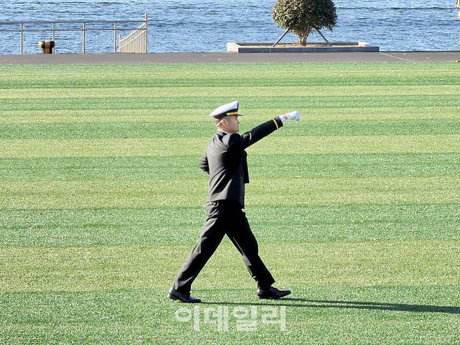 이재용 삼성전자 회장의 장남 이지호(24)씨가 지난해 11월 28일 경남 창원 진해구 해군사관학교 연병장에서 열린 제139기 해군·해병대 사관후보생 수료 및 임관식에서 제식 동작을 선보이고 있다.(사진=박원주 기자)