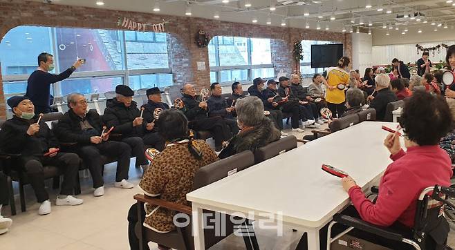 케어링 주간보호센터 광주동구점에서 교육 프로그램을 진행 중이다. (사진=김응태 기자)