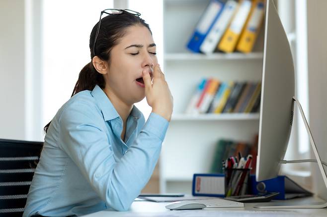 식후 졸음과 피로는 식곤증의 주요 증상으로 그 원인은 매우 다양하다. 사진= 게티이미지뱅크