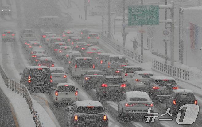 경기 수원시 팔달구 경수대로 일대에서 차량이 서행하고 있다. 뉴스1 ⓒ News1 김영운 기자