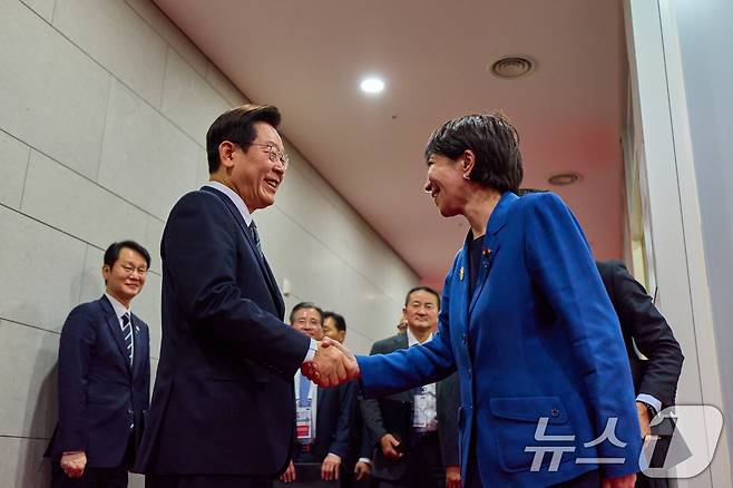 이재명 대통령과 다카이치 사나에 일본 총리가  지난해 10월 30일 경북 경주 APEC 정상회의장에서 열린 한일 정상회담에 앞서 악수하고 있다. (대통령실 제공. 재판매 및 DB 금지) /뉴스1 ⓒ News1 허경 기자