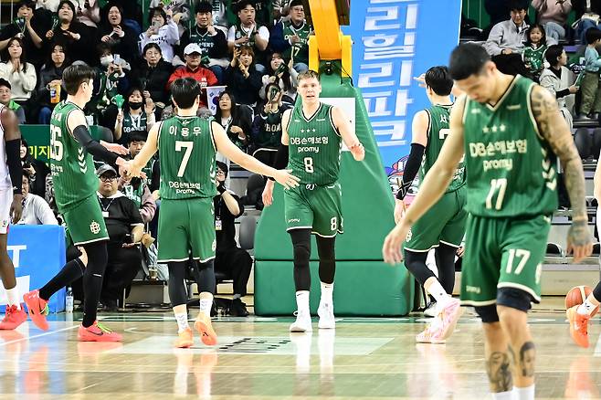 프로농구 원주 DB가 11일 안양 정관장과 홈 경기에서 승리하며 7연승을 이어갔다. (KBL 제공)