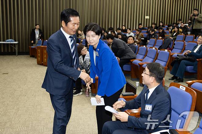 정청래 더불어민주당 대표와 원내대표 보궐선거 결선에 진출한 백혜련, 한병도 후보가 11일 서울 여의도 국회에서 열린 제22대 국회 더불어민주당 원내대표 선출을 위한 의원총회에서 결선투표를 앞두고 인사하고 있다. 2026.1.11/뉴스1 ⓒ News1 유승관 기자