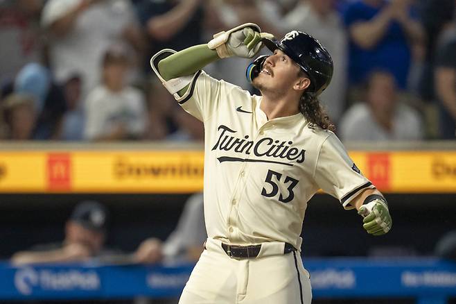 미네소타 라이언 피츠제럴드가 16일(현지시간) 미국 미네소타주 미니애폴리스 타깃 필드에서 열린 2025 ML 뉴욕전에서 2점 홈런을 날린 뒤 환호하고 있다. 사진 | Imagn Images 연합뉴스