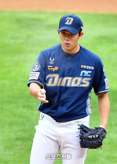 NC 불펜 안인산이 1일 2021신한은행SOL  KBO리그 SSG랜더스와 NC다이노스의 경기 8회말 등판해 역투를 펼치고 있다. 세타자 깔끔하게 처리했다.  2021.09.01.   문학 | 강영조기자 kanjo@sportsseoul.com