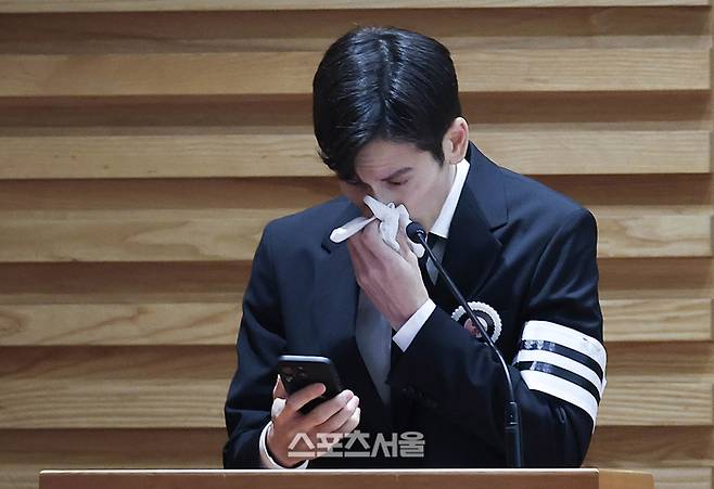 故 안성기의 장남 안다빈 작가가 9일 서울 중구 명동성당에서 진행된 故 안성기의 영결식에서 인사말을 하다 눈물을 훔치고 있다. 2026. 1. 9.  박진업 기자 upandup@sportsseoul.com