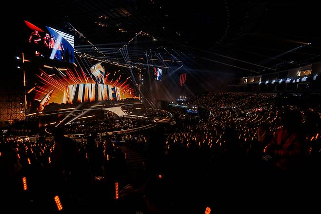 중국 쓰촨성 청두에서 열린 ‘CFS 2025 그랜드 파이널’ 결승전에서 전통 강호 올 게이머스가 우승을 차지했다. 사진 | 스마일게이트