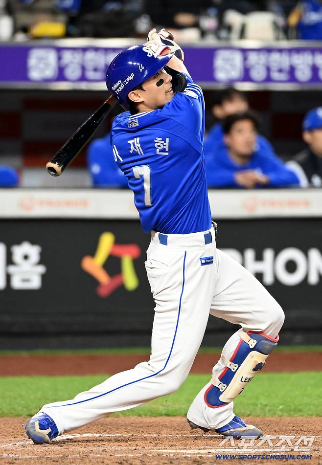 24일 대전 한화생명볼파크에서 열린 PO 5차전 삼성과 한화의 경기, 2회초 이재현이 2루타를 치고 있다. 대전=허상욱 기자wook@sportschosun.com/2025.10.24/