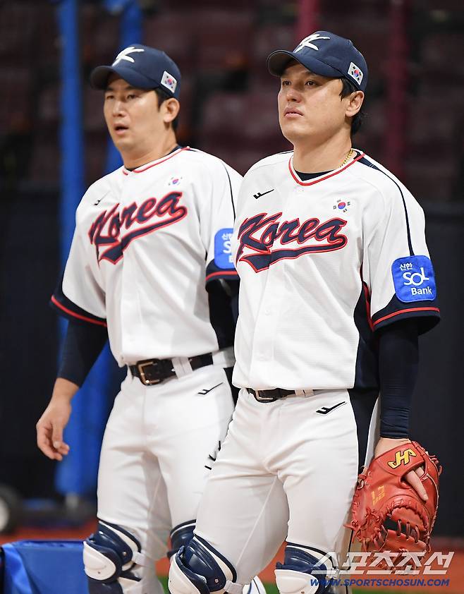 야구 국가대표팀이 7일 서울 고척스카이돔에서 훈련했다. 박동원, 최재훈이 수비 훈련을 하고 있다. 고척=정재근 기자 cjg@sportschosun.com/2025.11.7/