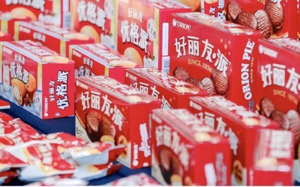 이재명 대통령이 중국 국빈 방문을 마치면서 유통업계 안팎으로 한한령 해제 기대감이 높아지고 있다. 사진은 오리온 초코파이 중국 현지 제품들. /오리온