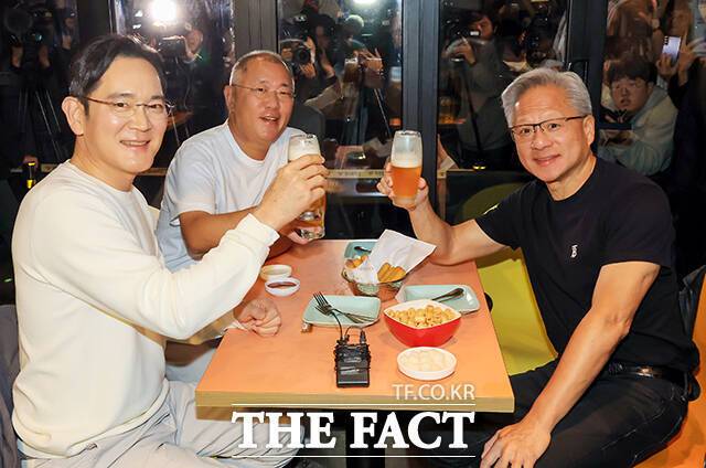 이재용 삼성전자 회장과 정의선 현대차그룹 회장, 젠슨 황 엔비디아 최고경영자(왼쪽부터)가 지난해 10월 30일 서울 강남구 삼성역 인근 깐부치킨 매장에서 치킨 회동을 하고 있다. /서예원 기자